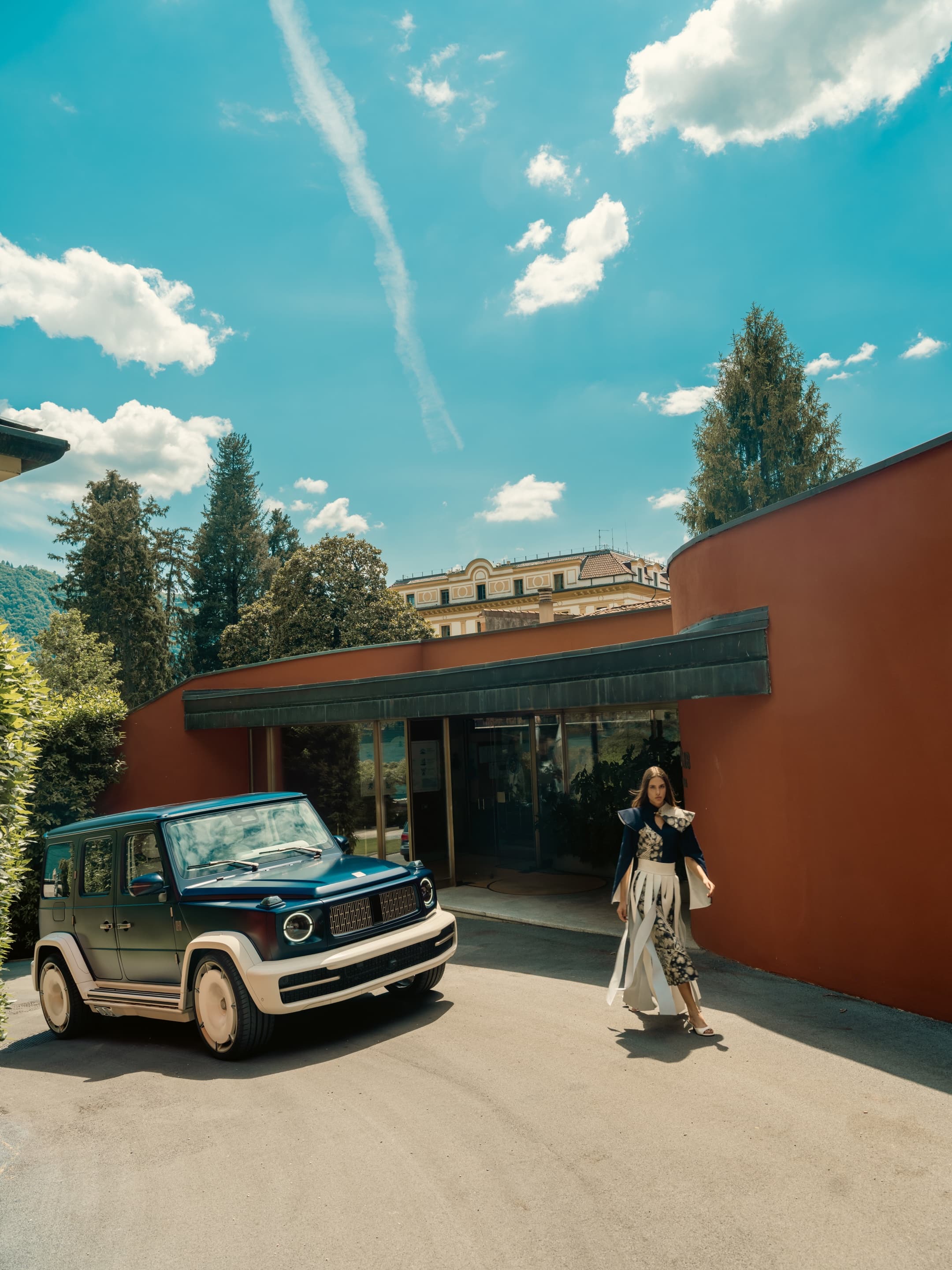 Villa del Grumello entrance - Kinsō parked, model walking out